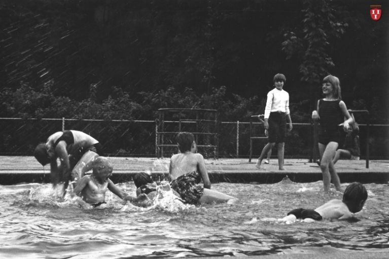 inderen spelen in het pierenbad van het Julianapark, Zuilen