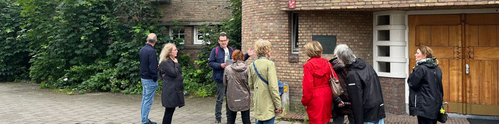 Groep wandelaars tijdens een begeleide wandeling door Zuilen